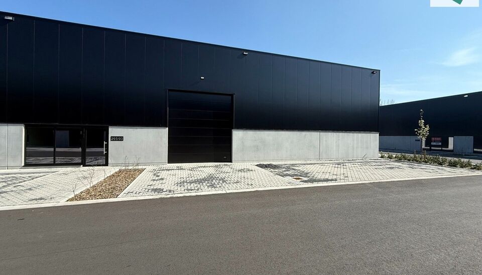 Het nieuwe bedrijvencentrum Steenpoort is strategisch gelegen in Hooglede (West-Vlaanderen), met een uitstekende zichtlocatie langs de N32 en vlotte verbinding naar de R32, in de bedrijvenzone &ldquo;Stoomtuig Gits&rdquo;. Het project omvat 24 kwalitatieve KMO-un
