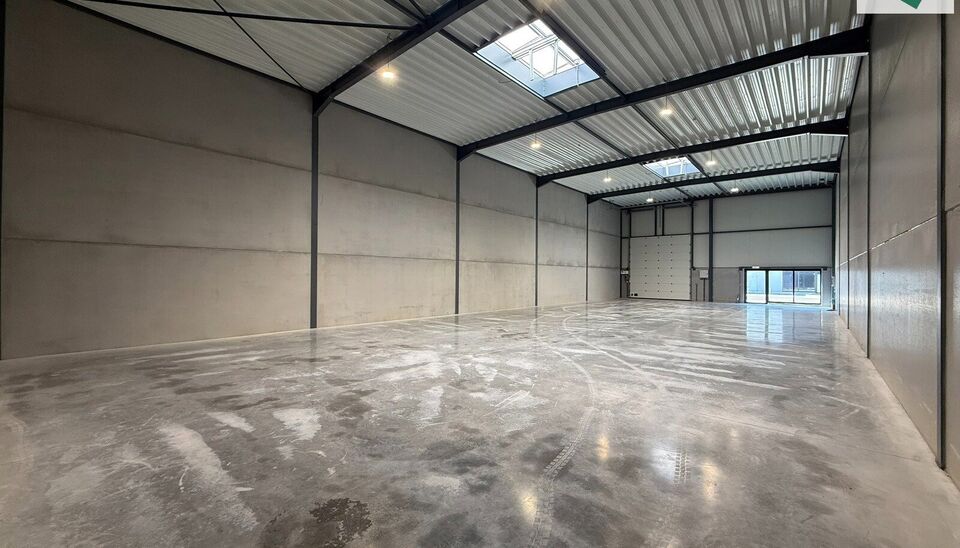 Het nieuwe bedrijvencentrum Steenpoort is strategisch gelegen in Hooglede (West-Vlaanderen), met een uitstekende zichtlocatie langs de N32 en vlotte verbinding naar de R32, in de bedrijvenzone &ldquo;Stoomtuig Gits&rdquo;. Het project omvat 24 kwalitatieve KMO-un