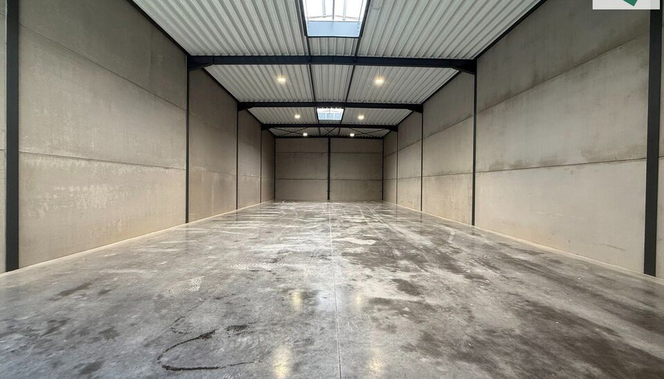 Het nieuwe bedrijvencentrum Steenpoort is strategisch gelegen in Hooglede (West-Vlaanderen), met een uitstekende zichtlocatie langs de N32 en vlotte verbinding naar de R32, in de bedrijvenzone &ldquo;Stoomtuig Gits&rdquo;. Het project omvat 24 kwalitatieve KMO-un