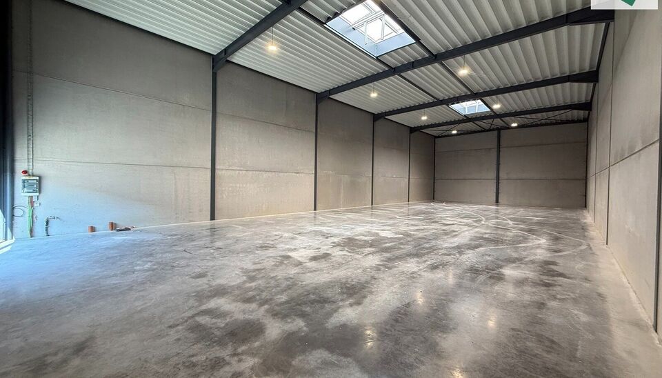 Het nieuwe bedrijvencentrum Steenpoort is strategisch gelegen in Hooglede (West-Vlaanderen), met een uitstekende zichtlocatie langs de N32 en vlotte verbinding naar de R32, in de bedrijvenzone &ldquo;Stoomtuig Gits&rdquo;. Het project omvat 24 kwalitatieve KMO-un