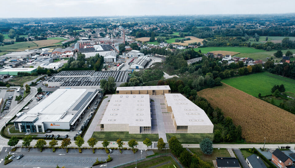 Het nieuw te bouwen bedrijvenpark STEEN in Laarne biedt 15 KMO-units te koop aan, met oppervlaktes van 128 m&sup2; tot 1810m&sup2;. Units kunnen bovendien samengevoegd worden tot grotere bedrijfsruimtes, ideaal voor groeiende ondernemingen. 
Het magazijn C2  heef