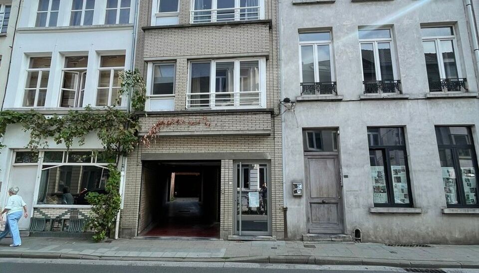 Deze ruime studio is gelegen in de Hoogstraat 120 te Gent, op een uitstekende locatie vlak bij het historische stadscentrum. De Korenmarkt ligt op wandelafstand en in de onmiddellijke omgeving bevinden zich tal van winkels, horecazaken en andere voorzieni