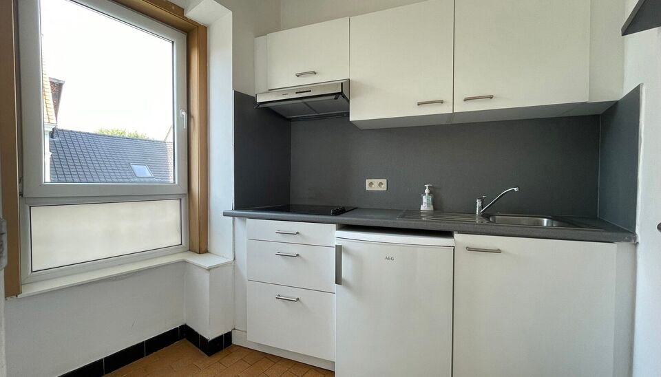 Deze ruime studio is gelegen in de Hoogstraat 120 te Gent, op een uitstekende locatie vlak bij het historische stadscentrum. De Korenmarkt ligt op wandelafstand en in de onmiddellijke omgeving bevinden zich tal van winkels, horecazaken en andere voorzieni