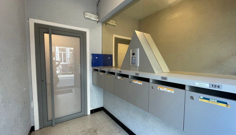 Deze ruime studio is gelegen in de Hoogstraat 120 te Gent, op een uitstekende locatie vlak bij het historische stadscentrum. De Korenmarkt ligt op wandelafstand en in de onmiddellijke omgeving bevinden zich tal van winkels, horecazaken en andere voorzieni