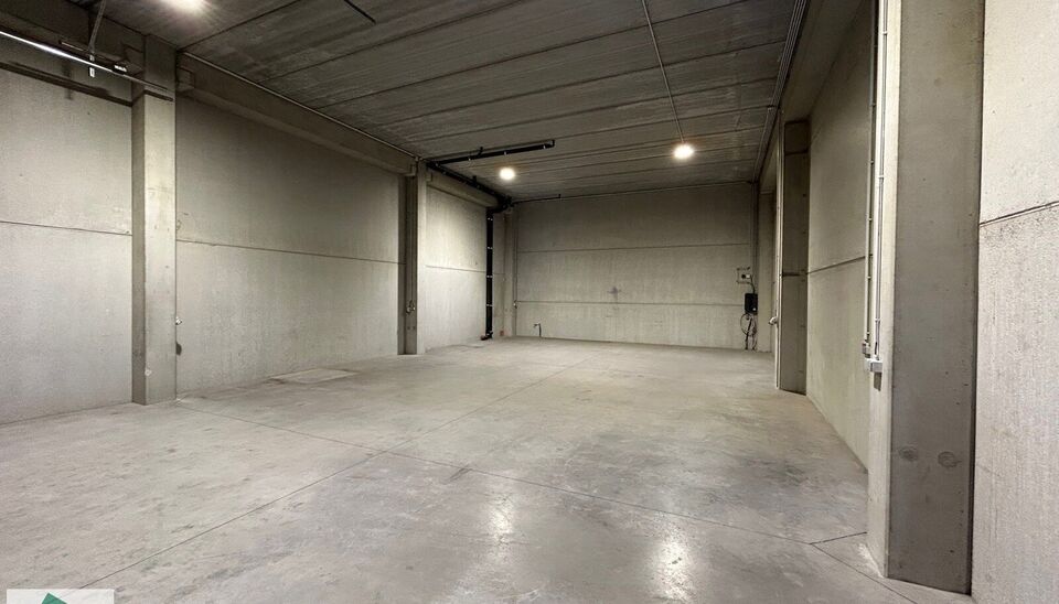 Cette unit&eacute; PME b&eacute;n&eacute;ficie d'un excellent emplacement dans le Parc des Artisans &agrave; Ghislenghien, avec vue depuis l'A8. L'entrep&ocirc;t a une superficie de 184 m&sup2; et dispose de 2 places de parking. Il peut &ecirc;tre utilis&eacute; comme espace de stockage et/ou ateli