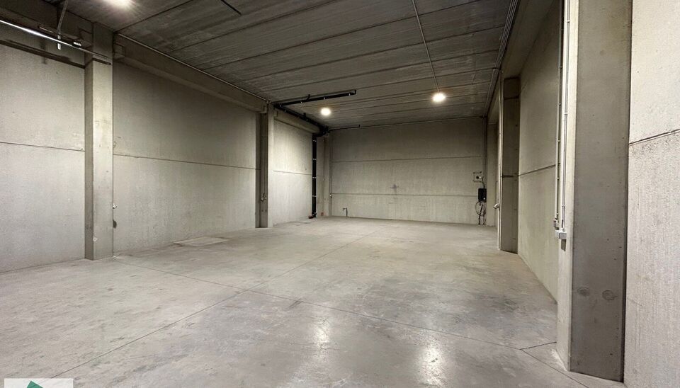 Cette unit&eacute; PME b&eacute;n&eacute;ficie d'un excellent emplacement dans le Parc des Artisans &agrave; Ghislenghien, avec vue depuis l'A8. L'entrep&ocirc;t a une superficie de 184 m&sup2; et dispose de 2 places de parking. Il peut &ecirc;tre utilis&eacute; comme espace de stockage et/ou ateli