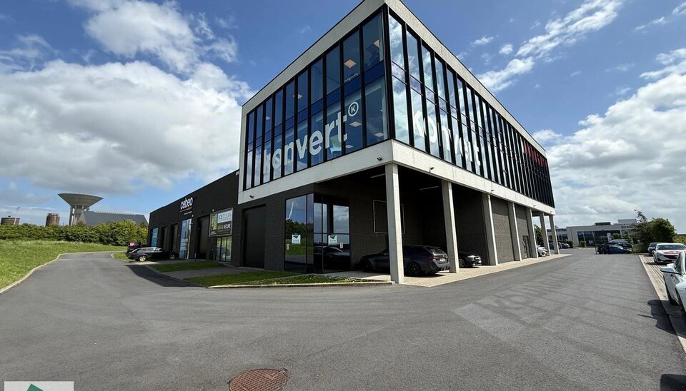 Cette unit&eacute; PME b&eacute;n&eacute;ficie d'un excellent emplacement dans le Parc des Artisans &agrave; Ghislenghien, avec vue depuis l'A8. L'entrep&ocirc;t a une superficie de 184 m&sup2; et dispose de 2 places de parking. Il peut &ecirc;tre utilis&eacute; comme espace de stockage et/ou ateli