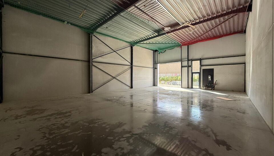 216m&sup2; magazijn te huur met 2 parkeerplaatsen op strategisch ligging ten zuiden van Brussel/Halle en ten noorden van Saintes/Tubize, met uitstekende bereikbaarheid via de E429 en de Ring van Brussel.

De loods heeft een vrije hoogte van 6 meter en is gebo