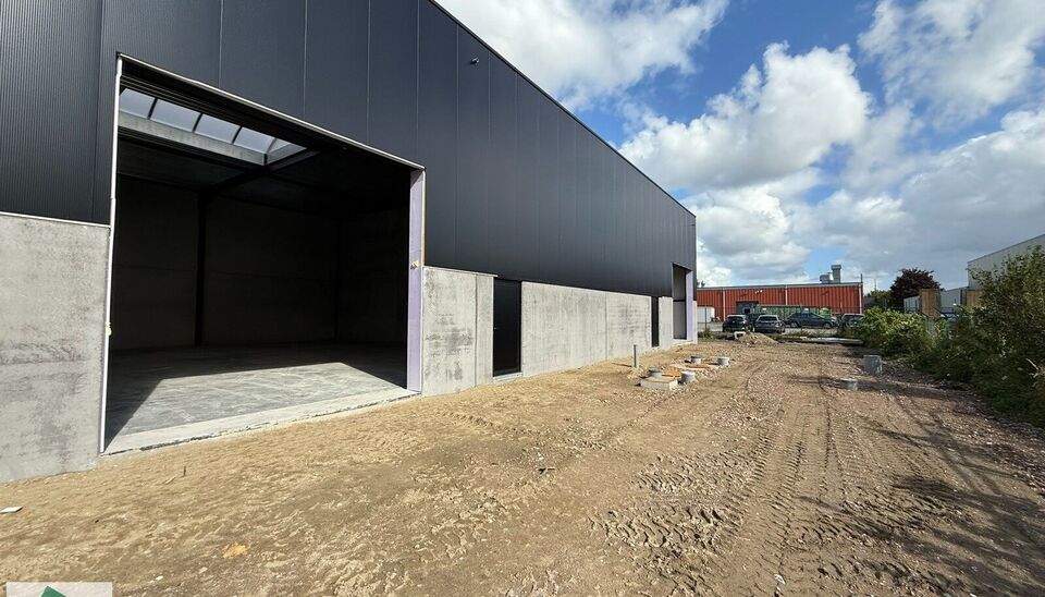 208m² loods met 1 parkeerplaats te huur in Kontich, gelegen in bedrijvenpark Heiveldekens, binnen de gouden driehoek (Antwerpen, Brussel en Gent). 
Vlotte bereikbaarheid, dichtbij de E19 en met een goede ontsluiting via de A12 en de R0 (ring rond Brussel