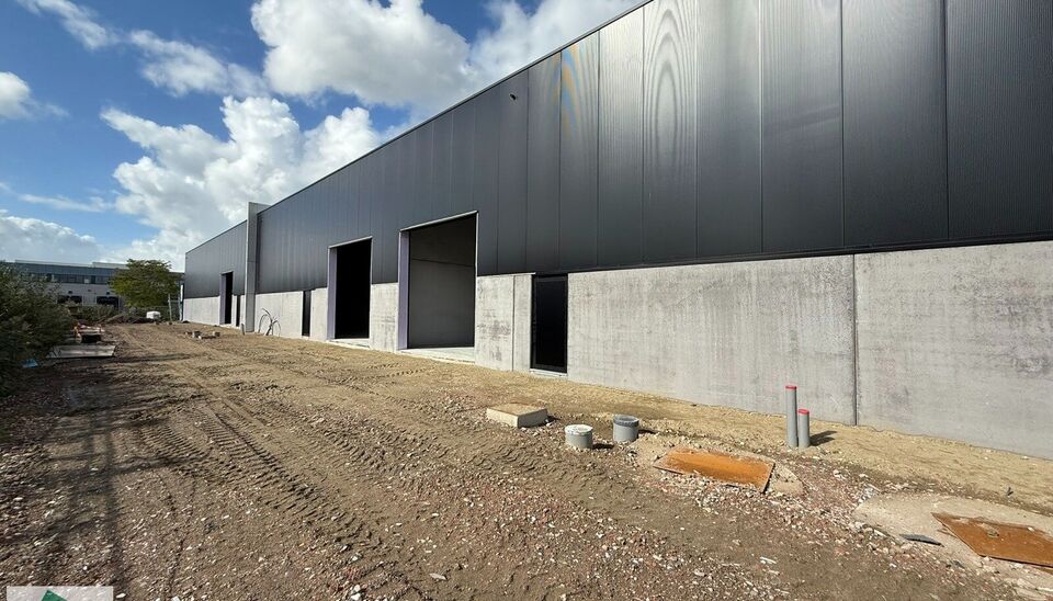 208m² loods met 1 parkeerplaats te huur in Kontich, gelegen in bedrijvenpark Heiveldekens, binnen de gouden driehoek (Antwerpen, Brussel en Gent). 
Vlotte bereikbaarheid, dichtbij de E19 en met een goede ontsluiting via de A12 en de R0 (ring rond Brussel