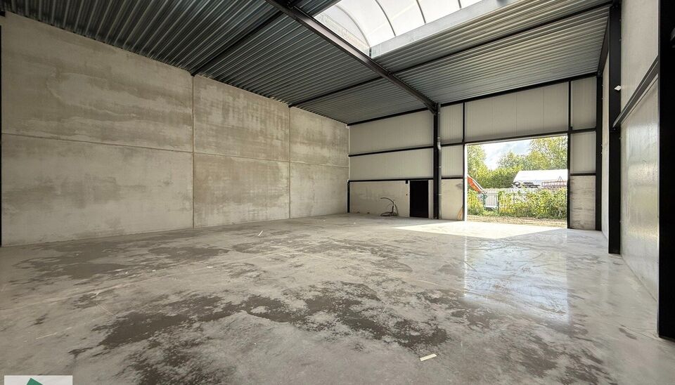 208m&sup2; loods met 1 parkeerplaats te huur in Kontich, gelegen in bedrijvenpark Heiveldekens, binnen de gouden driehoek (Antwerpen, Brussel en Gent). 
Vlotte bereikbaarheid, dichtbij de E19 en met een goede ontsluiting via de A12 en de R0 (ring rond Brussel