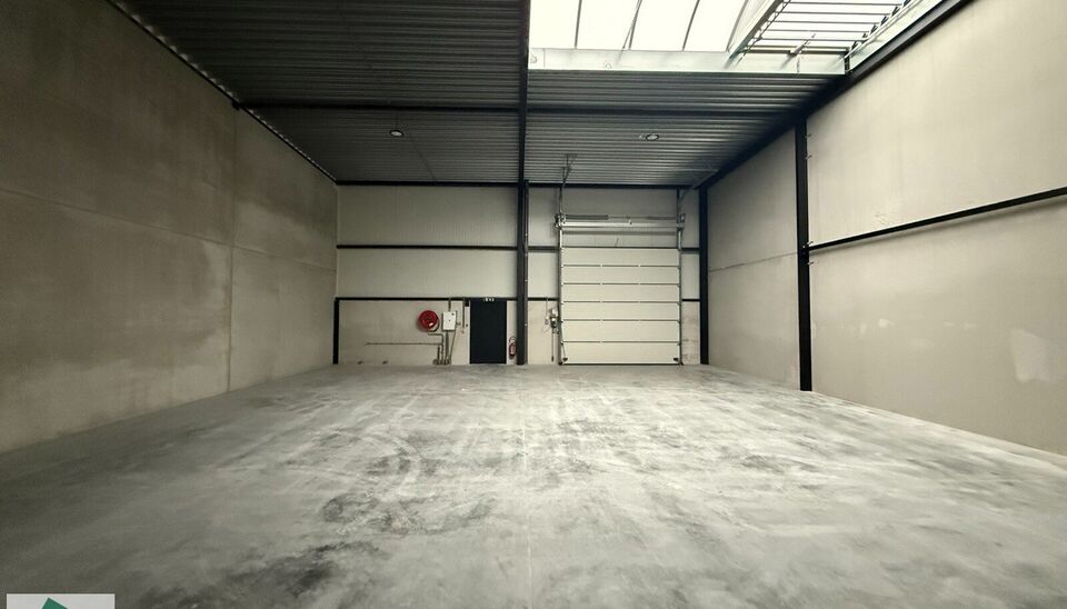 208m&sup2; loods met 1 parkeerplaats te huur in Kontich, gelegen in bedrijvenpark Heiveldekens, binnen de gouden driehoek (Antwerpen, Brussel en Gent). 
Vlotte bereikbaarheid, dichtbij de E19 en met een goede ontsluiting via de A12 en de R0 (ring rond Brussel