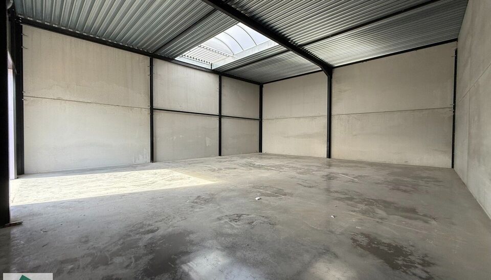 208m&sup2; loods met 1 parkeerplaats te huur in Kontich, gelegen in bedrijvenpark Heiveldekens, binnen de gouden driehoek (Antwerpen, Brussel en Gent). 
Vlotte bereikbaarheid, dichtbij de E19 en met een goede ontsluiting via de A12 en de R0 (ring rond Brussel