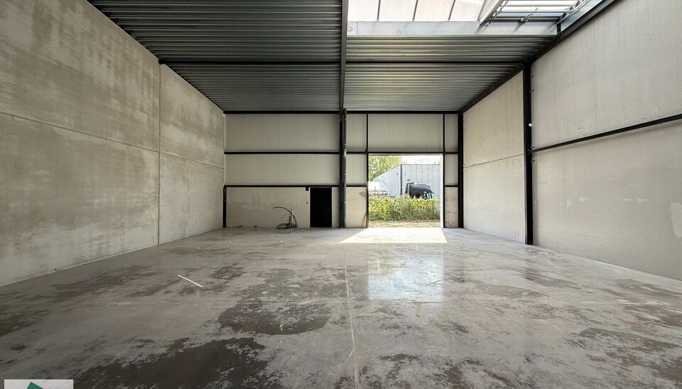 208m&sup2; loods met 1 parkeerplaats te huur in Kontich, gelegen in bedrijvenpark Heiveldekens, binnen de gouden driehoek (Antwerpen, Brussel en Gent). 
Vlotte bereikbaarheid, dichtbij de E19 en met een goede ontsluiting via de A12 en de R0 (ring rond Brussel