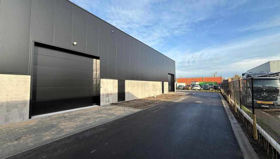 208m&sup2; loods met 1 parkeerplaats te huur in Kontich, gelegen in bedrijvenpark Heiveldekens, binnen de gouden driehoek (Antwerpen, Brussel en Gent). 
Vlotte bereikbaarheid, dichtbij de E19 en met een goede ontsluiting via de A12 en de R0 (ring rond Brussel