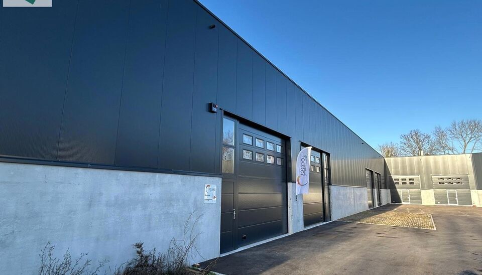 Nouveaux entrep&ocirc;ts &agrave; vendre de 135m&sup2; dans un parc d&rsquo;activit&eacute;s &agrave; Ath

Ces unit&eacute;s PME sont id&eacute;alement situ&eacute;es le long de la Chauss&eacute;e de Mons &agrave; Ath, un emplacement facilement accessible tant pour les entrepreneurs locaux que pour les entreprises 