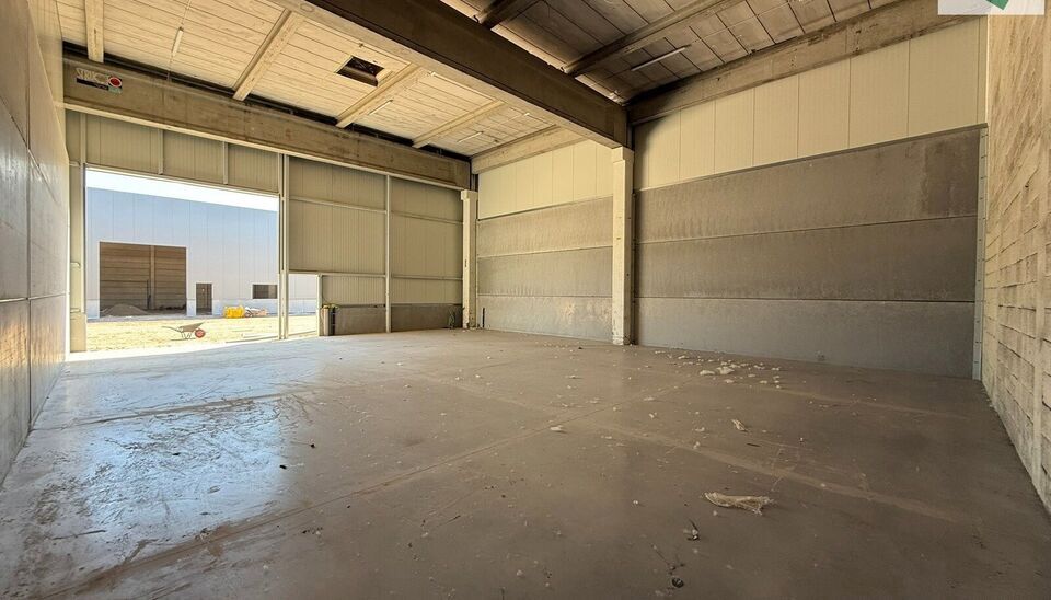 Langs de Pathoekeweg in Brugge verrijst binnenkort het KMO Park PORTIS, dit op de voormalige Philipssite. Met 49 afgewerkte KMO-Units, variërend van 199m² tot 1183m², verdeeld over nieuwbouw en vernieuwbouw bedrijfsgebouwen, biedt Portis een moderne en