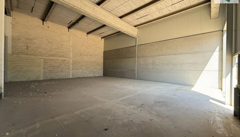 Langs de Pathoekeweg in Brugge verrijst binnenkort het KMO Park PORTIS, dit op de voormalige Philipssite. Met 49 afgewerkte KMO-Units, variërend van 199m² tot 1183m², verdeeld over nieuwbouw en vernieuwbouw bedrijfsgebouwen, biedt Portis een moderne en