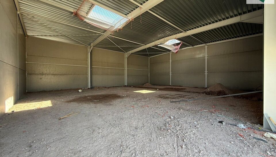 Langs de Pathoekeweg in Brugge verrijst binnenkort het KMO Park PORTIS, dit op de voormalige Philipssite. Met 49 afgewerkte KMO-Units, variërend van 199m² tot 1183m², verdeeld over nieuwbouw en vernieuwbouw bedrijfsgebouwen, biedt Portis een moderne en