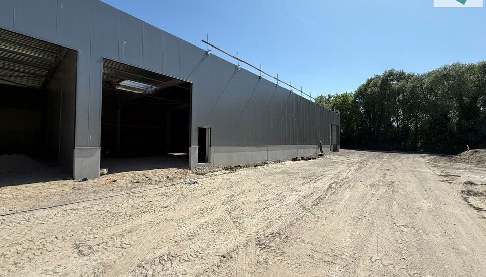 Langs de Pathoekeweg in Brugge verrijst binnenkort het KMO Park PORTIS, dit op de voormalige Philipssite. Met 49 afgewerkte KMO-Units, variërend van 199m² tot 1183m², verdeeld over nieuwbouw en vernieuwbouw bedrijfsgebouwen, biedt Portis een moderne en