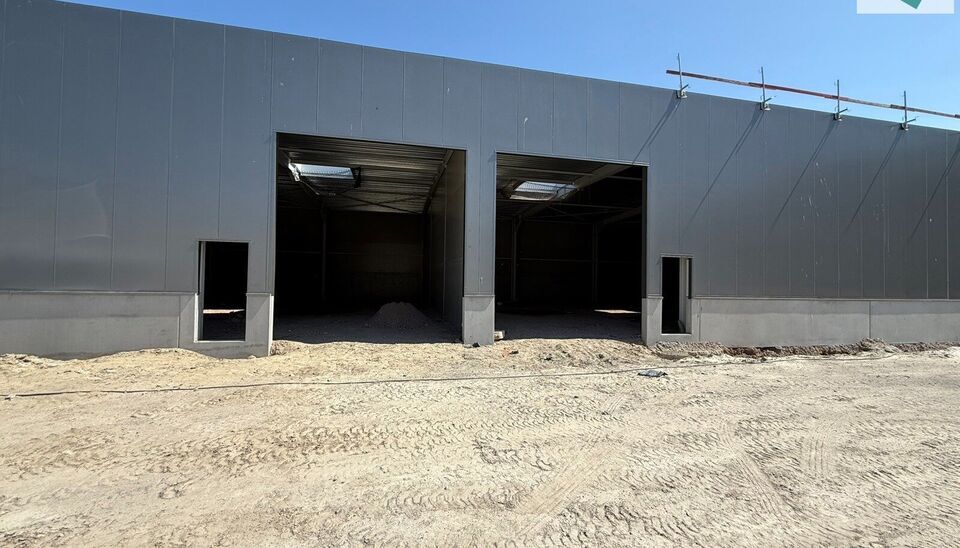Langs de Pathoekeweg in Brugge verrijst binnenkort het KMO Park PORTIS, dit op de voormalige Philipssite. Met 49 afgewerkte KMO-Units, variërend van 199m² tot 1183m², verdeeld over nieuwbouw en vernieuwbouw bedrijfsgebouwen, biedt Portis een moderne en