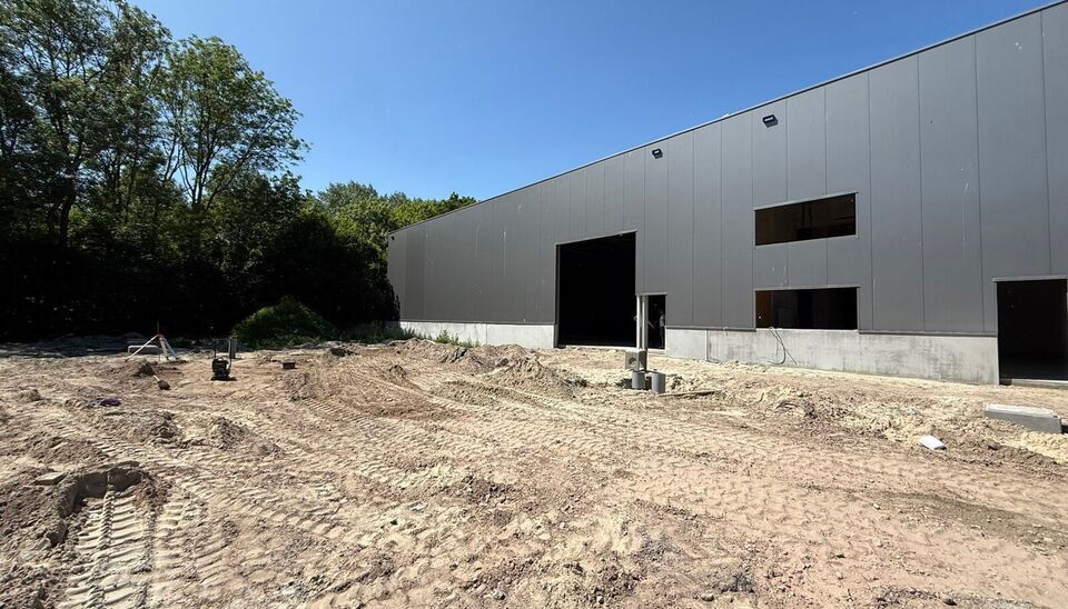 Langs de Pathoekeweg in Brugge verrijst binnenkort het KMO Park PORTIS, dit op de voormalige Philipssite. Met 49 afgewerkte KMO-Units, variërend van 199m² tot 1183m², verdeeld over nieuwbouw en vernieuwbouw bedrijfsgebouwen, biedt Portis een moderne en
