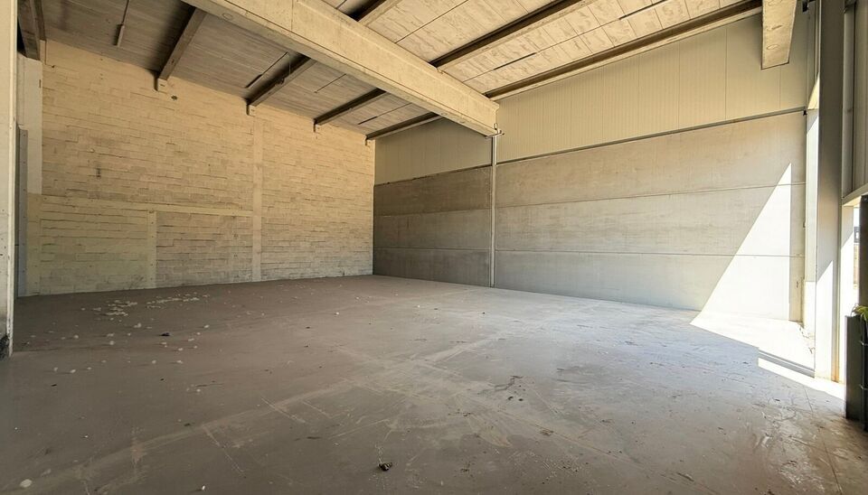 Langs de Pathoekeweg in Brugge verrijst binnenkort het KMO Park PORTIS, dit op de voormalige Philipssite. Met 49 afgewerkte KMO-Units, variërend van 199m² tot 1183m², verdeeld over nieuwbouw en vernieuwbouw bedrijfsgebouwen, biedt Portis een moderne en
