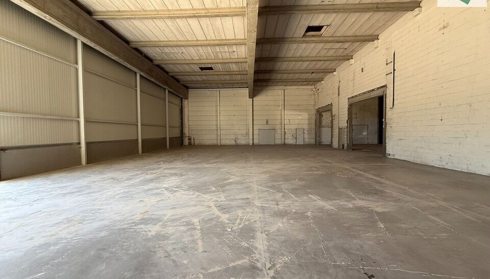 Langs de Pathoekeweg in Brugge verrijst binnenkort het KMO Park PORTIS, dit op de voormalige Philipssite. Met 49 afgewerkte KMO-Units, variërend van 199m² tot 1183m², verdeeld over nieuwbouw en vernieuwbouw bedrijfsgebouwen, biedt Portis een moderne en