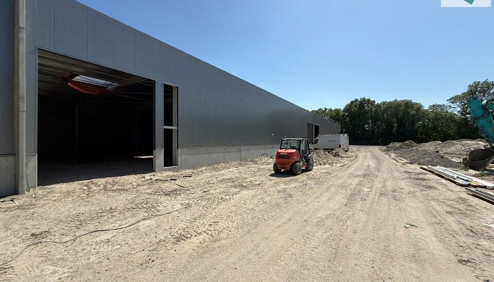 Langs de Pathoekeweg in Brugge verrijst binnenkort het KMO Park PORTIS, dit op de voormalige Philipssite. Met 49 afgewerkte KMO-Units, variërend van 199m² tot 1183m², verdeeld over nieuwbouw en vernieuwbouw bedrijfsgebouwen, biedt Portis een moderne en