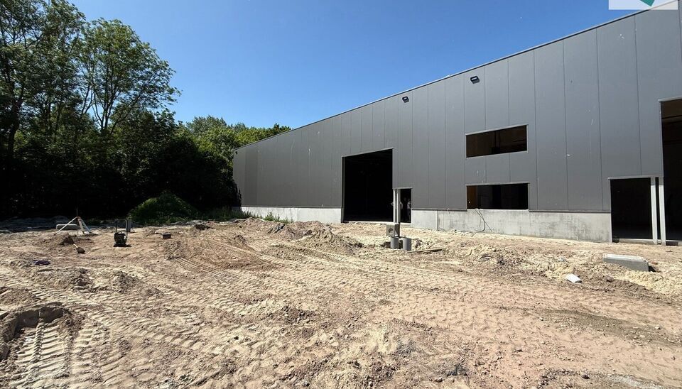 Langs de Pathoekeweg in Brugge verrijst binnenkort het KMO Park PORTIS, dit op de voormalige Philipssite. Met 49 afgewerkte KMO-Units, variërend van 199m² tot 1183m², verdeeld over nieuwbouw en vernieuwbouw bedrijfsgebouwen, biedt Portis een moderne en