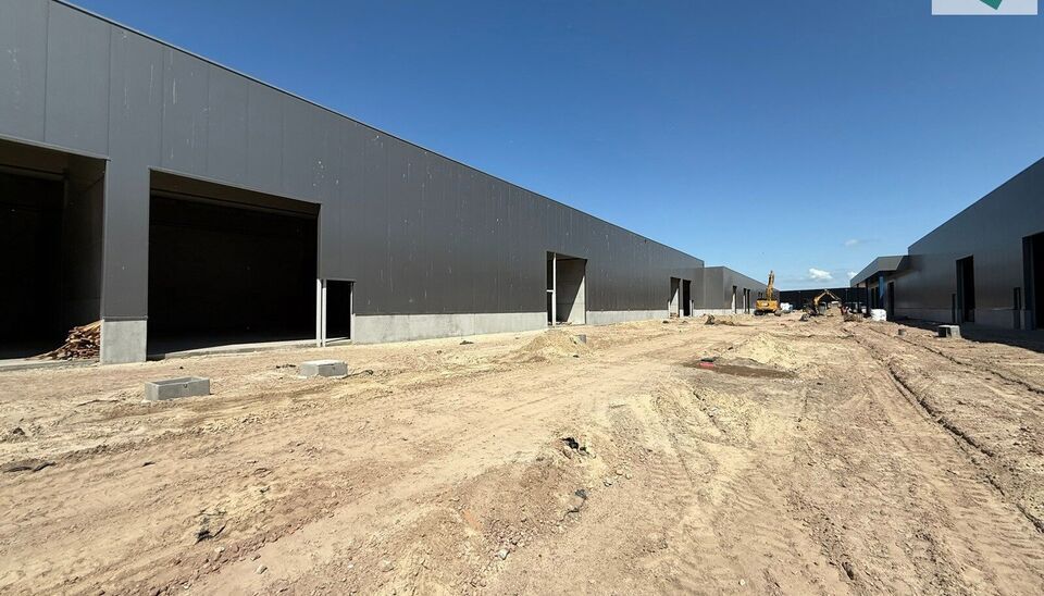 Langs de Pathoekeweg in Brugge verrijst binnenkort het KMO Park PORTIS, dit op de voormalige Philipssite. Met 49 afgewerkte KMO-Units, variërend van 199m² tot 1183m², verdeeld over nieuwbouw en vernieuwbouw bedrijfsgebouwen, biedt Portis een moderne en