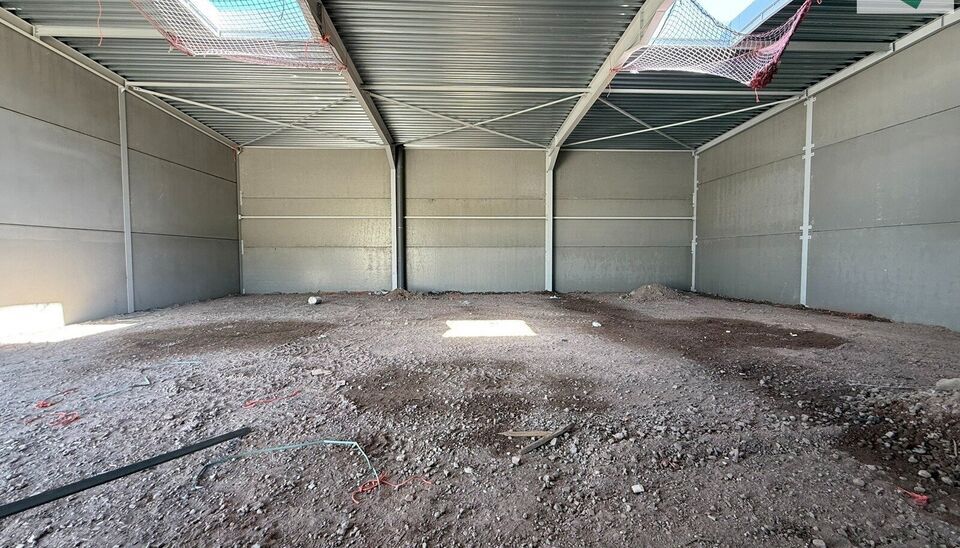 Langs de Pathoekeweg in Brugge verrijst binnenkort het KMO Park PORTIS, dit op de voormalige Philipssite. Met 49 afgewerkte KMO-Units, variërend van 199m² tot 1183m², verdeeld over nieuwbouw en vernieuwbouw bedrijfsgebouwen, biedt Portis een moderne en