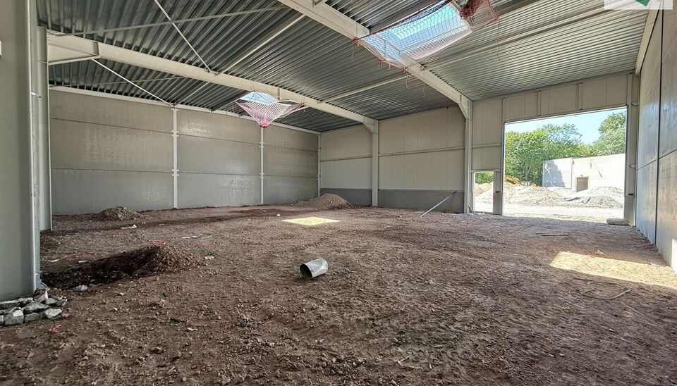 Langs de Pathoekeweg in Brugge verrijst binnenkort het KMO Park PORTIS, dit op de voormalige Philipssite. Met 49 afgewerkte KMO-Units, variërend van 199m² tot 1183m², verdeeld over nieuwbouw en vernieuwbouw bedrijfsgebouwen, biedt Portis een moderne en