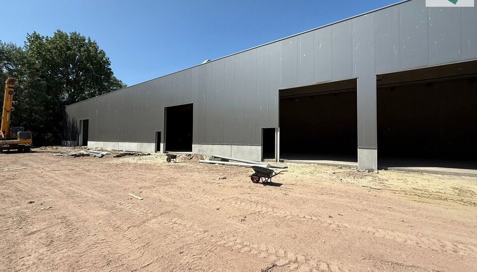 Langs de Pathoekeweg in Brugge verrijst binnenkort het KMO Park PORTIS, dit op de voormalige Philipssite. Met 49 afgewerkte KMO-Units, variërend van 199m² tot 1183m², verdeeld over nieuwbouw en vernieuwbouw bedrijfsgebouwen, biedt Portis een moderne en