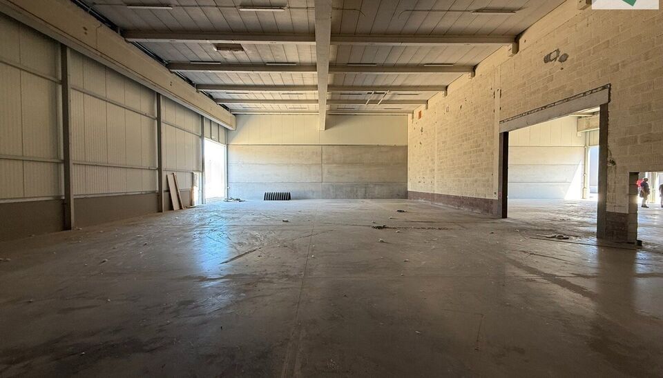 Langs de Pathoekeweg in Brugge verrijst binnenkort het KMO Park PORTIS, dit op de voormalige Philipssite. Met 49 afgewerkte KMO-Units, variërend van 199m² tot 1183m², verdeeld over nieuwbouw en vernieuwbouw bedrijfsgebouwen, biedt Portis een moderne en