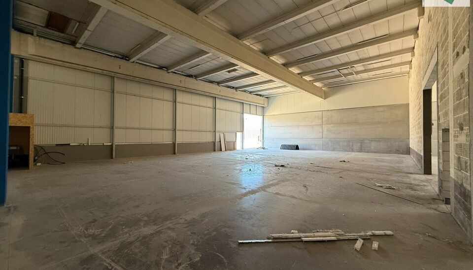 Langs de Pathoekeweg in Brugge verrijst binnenkort het KMO Park PORTIS, dit op de voormalige Philipssite. Met 49 afgewerkte KMO-Units, variërend van 199m² tot 1183m², verdeeld over nieuwbouw en vernieuwbouw bedrijfsgebouwen, biedt Portis een moderne en