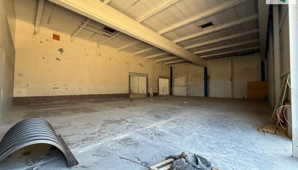 Langs de Pathoekeweg in Brugge verrijst binnenkort het KMO Park PORTIS, dit op de voormalige Philipssite. Met 49 afgewerkte KMO-Units, variërend van 199m² tot 1183m², verdeeld over nieuwbouw en vernieuwbouw bedrijfsgebouwen, biedt Portis een moderne en