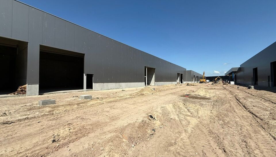 Langs de Pathoekeweg in Brugge verrijst binnenkort het KMO Park PORTIS, dit op de voormalige Philipssite. Met 49 afgewerkte KMO-Units, variërend van 199m² tot 1183m², verdeeld over nieuwbouw en vernieuwbouw bedrijfsgebouwen, biedt Portis een moderne en