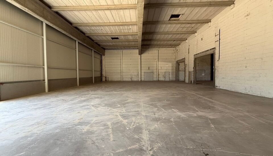 Langs de Pathoekeweg in Brugge verrijst binnenkort het KMO Park PORTIS, dit op de voormalige Philipssite. Met 49 afgewerkte KMO-Units, variërend van 199m² tot 1183m², verdeeld over nieuwbouw en vernieuwbouw bedrijfsgebouwen, biedt Portis een moderne en