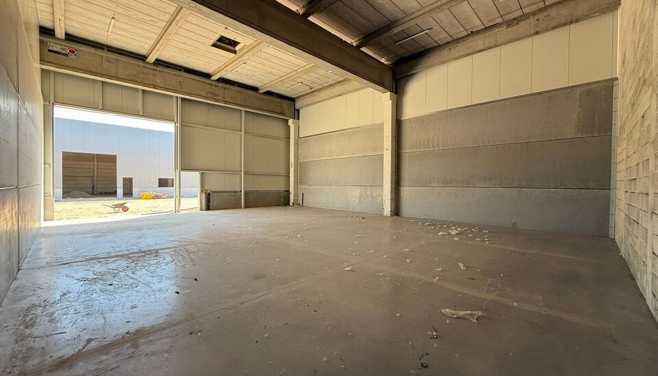 Langs de Pathoekeweg in Brugge verrijst binnenkort het KMO Park PORTIS, dit op de voormalige Philipssite. Met 49 afgewerkte KMO-Units, variërend van 199m² tot 1183m², verdeeld over nieuwbouw en vernieuwbouw bedrijfsgebouwen, biedt Portis een moderne en