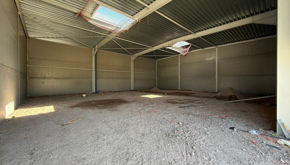 Langs de Pathoekeweg in Brugge verrijst binnenkort het KMO Park PORTIS, dit op de voormalige Philipssite. Met 49 afgewerkte KMO-Units, variërend van 199m² tot 1183m², verdeeld over nieuwbouw en vernieuwbouw bedrijfsgebouwen, biedt Portis een moderne en