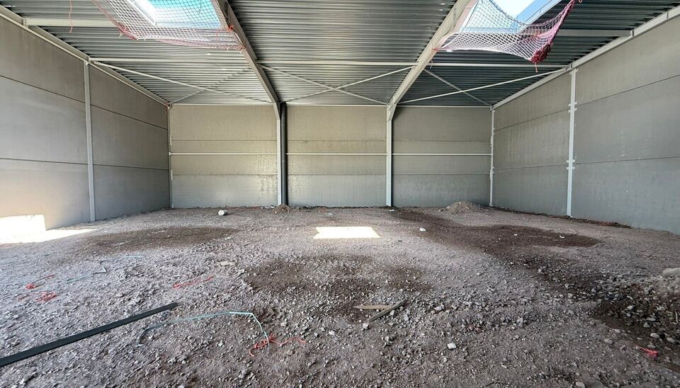 Langs de Pathoekeweg in Brugge verrijst binnenkort het KMO Park PORTIS, dit op de voormalige Philipssite. Met 49 afgewerkte KMO-Units, variërend van 199m² tot 1183m², verdeeld over nieuwbouw en vernieuwbouw bedrijfsgebouwen, biedt Portis een moderne en