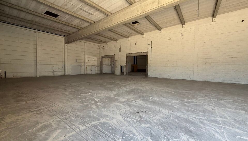 Langs de Pathoekeweg in Brugge verrijst binnenkort het KMO Park PORTIS, dit op de voormalige Philipssite. Met 49 afgewerkte KMO-Units, variërend van 199m² tot 1183m², verdeeld over nieuwbouw en vernieuwbouw bedrijfsgebouwen, biedt Portis een moderne en